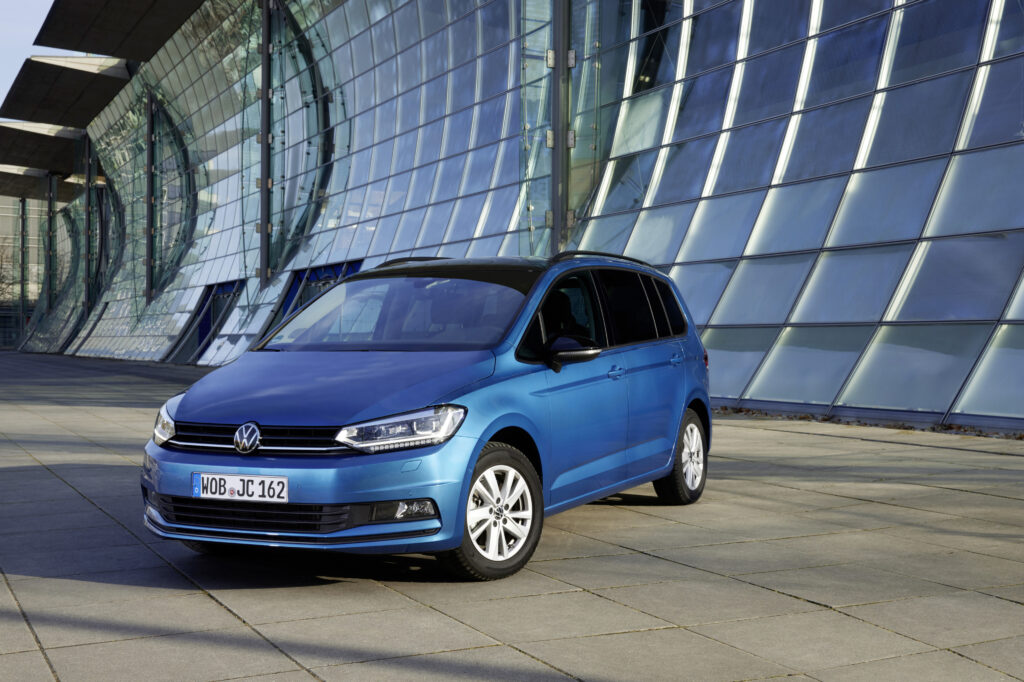 Volkswagen Familienauto Touran Highline Jahreswagen Diesel 2.0 TDI DSG Automatik VW Zertifizierte Gebrauchtwagen im Autohaus Stricker 1,99% Finanzierung Angebot Family Deal